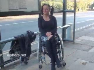 Paraprincess utendørs ekshibisjonisme og blinkende wheelchair fastbundet babe viser