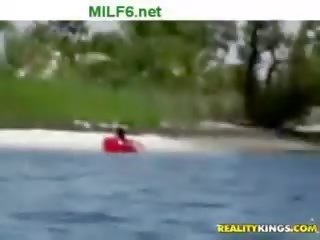 Milfhunter på hans båt på en solfylt dag med en sexy milf på bo